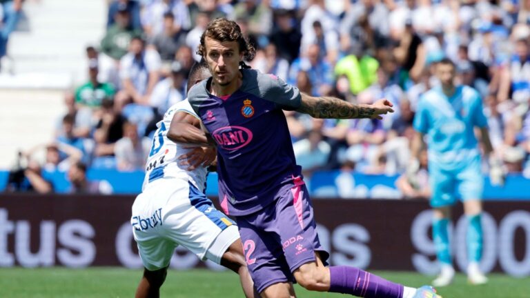 Carlos Romero intenta irse de un rival en el CD Leganés - Espanyol
