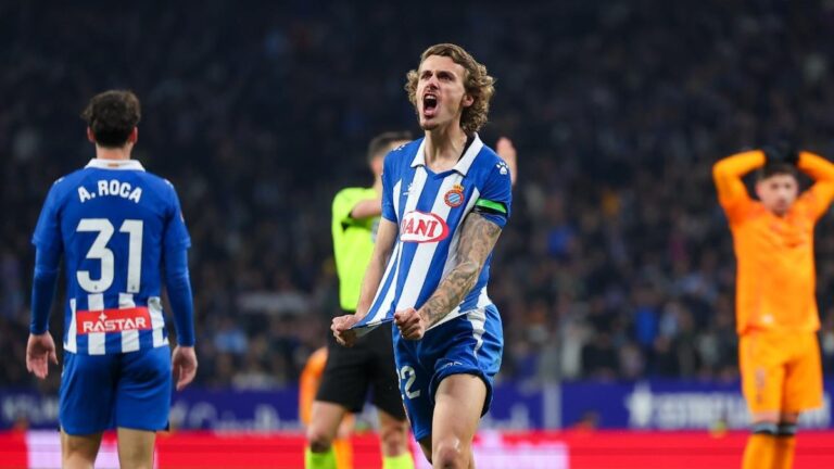 Carlos Romero celebra su segundo gol de la temporada en el RCDE Stadium