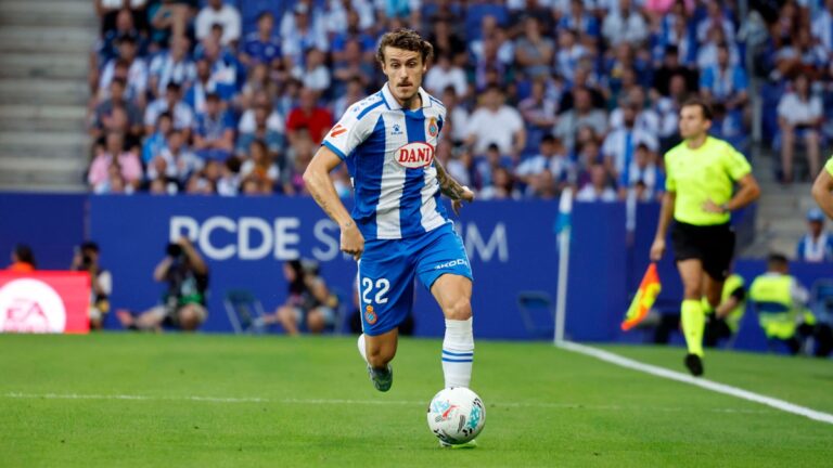 Carlos Romero conduce un balón en la victoria del Espanyol por 1-0 ante CA Osasuna en el RCDE Stadium