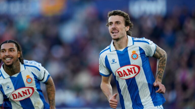 Carlos Romero marca un gol con el Espanyol en el Ciutat de València