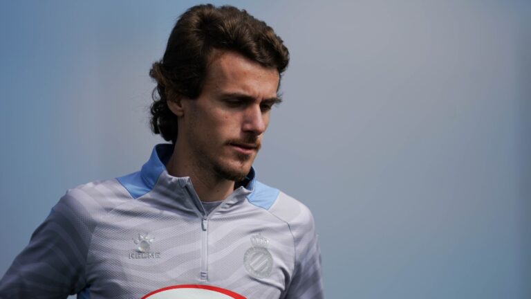 Carlos Romero, en un entrenamiento en la CE Dani Jarque con el Espanyol