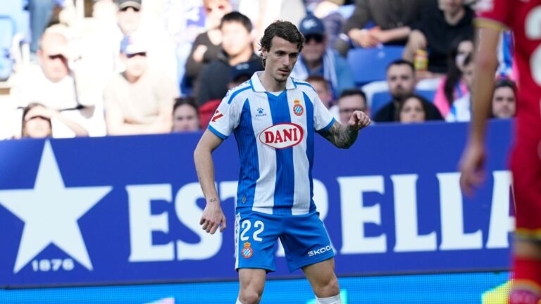 Carlos Romero: «Discutir a Manolo sería un gran error» Carlos Romero conduce un balón en el Espanyol - Getafe CF