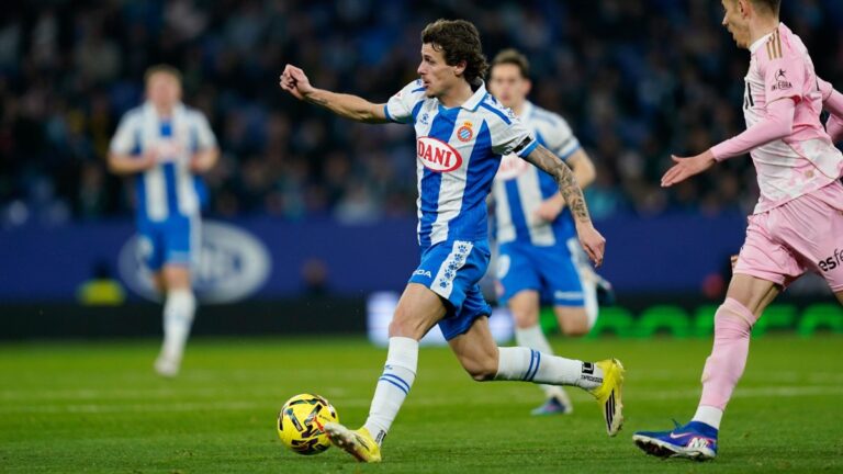 Carlos Romero se lleva un balón en el RCDE Stadium en el Espanyol - Real Oviedo