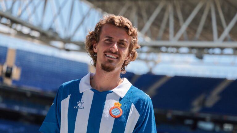 Carlos Romero luce la blanquiazul en el RCDE Stadium tras su fichaje por el Espanyol