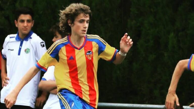 Carlos Romero regresa muy ‘cambiado’ a sus orígenes Carlos Romero viste la camiseta del Valencia CF