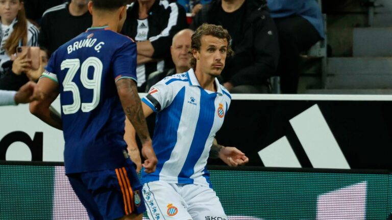 Carlos Romero en una jugada de uno contra uno en el Newcastle - Espanyol