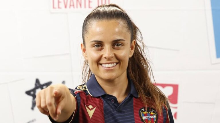 Carol Marín, en la sesión de fotos del Levante UD con la Liga F