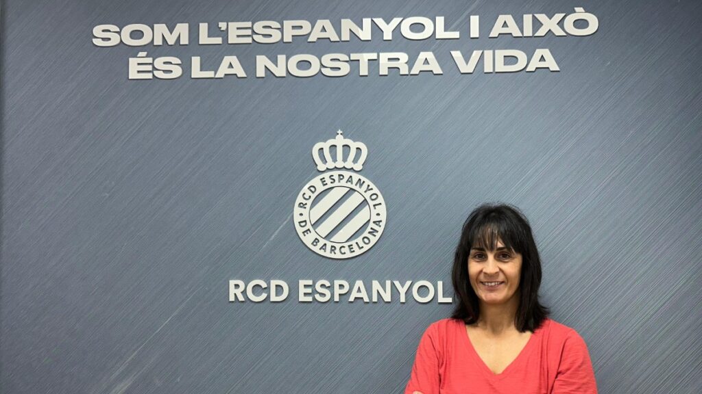 Carol Miranda posa junto al escudo del Espanyol en la CE Dani Jarque
