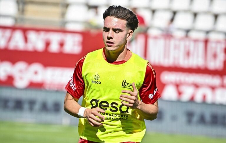 Ian Forns lleva el peto de entrenamiento antes de jugar ante el Villarreal B