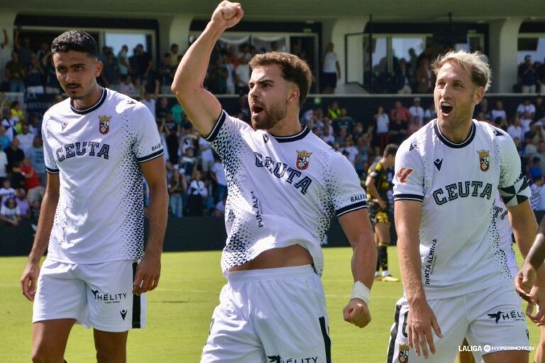 Marcos Fernández anota el gol de la victoria de la AD Ceuta ante el Real Zaragoza