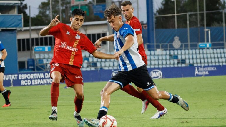Jan Peries busca el espacio en el Espanyol B - CE Europa