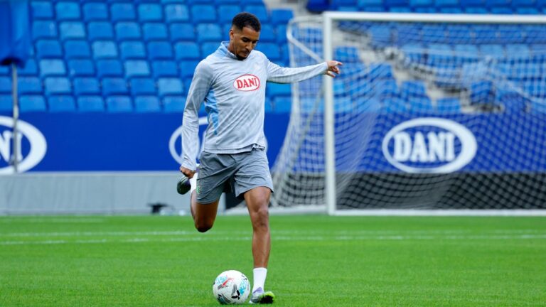 Charles Pickel golpea un balón en el último entrenamiento del Real Oviedo - Espanyol