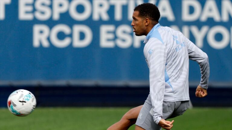Charles Pickel, en un ejercicio con balón durante un entrenamiento con el Espanyol