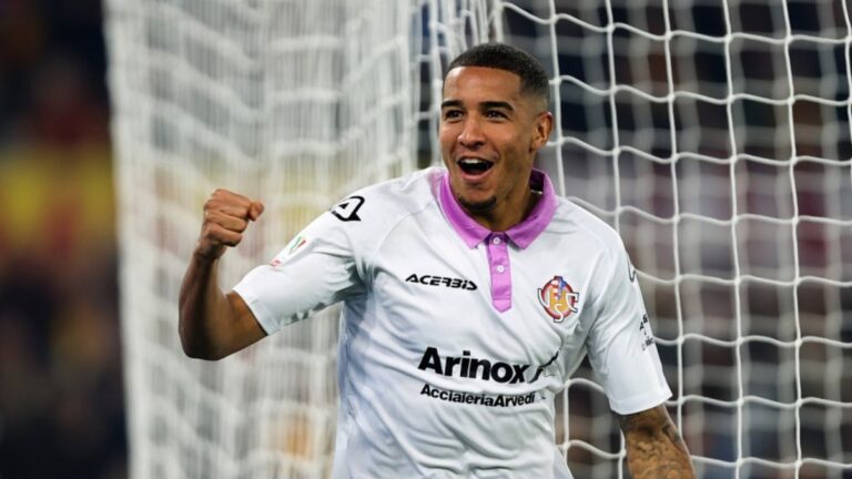 Charles Pickel celebra una victoria con la US Cremonese ante la AS Roma a domicilio