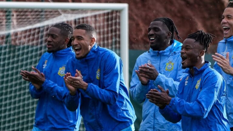 Manolo González recupera a Charles Pickel Buen ambiente y risas entre Charles Pickel y sus compañeros durante la Copa África