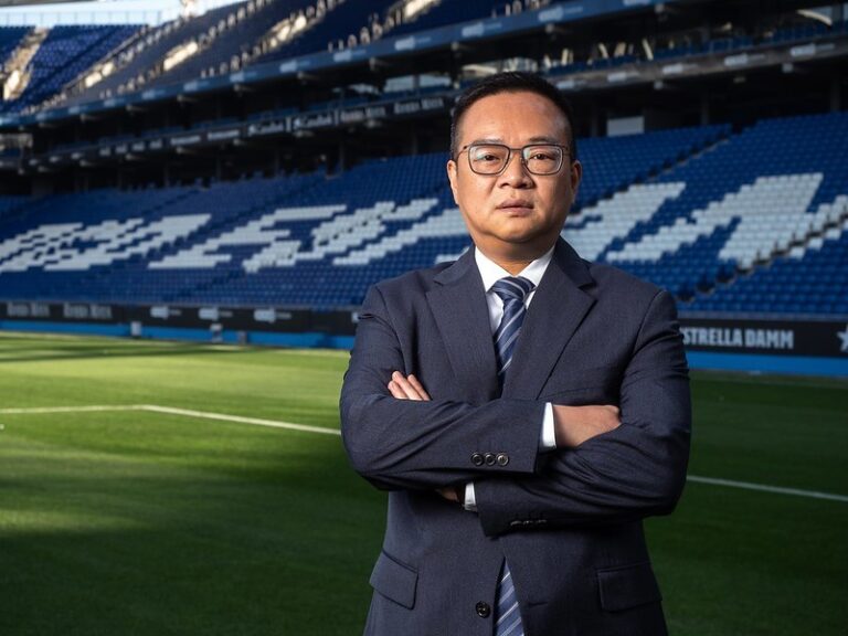 Chen Yansheng se hace una foto en el RCDE Stadium del Espanyol