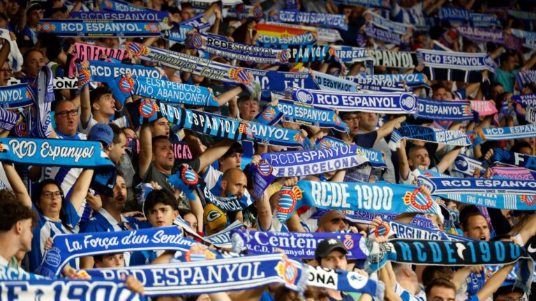 La afición del Espanyol alza su bufanda en el RCDE Stadium en el Espanyol - RCD Mallorca