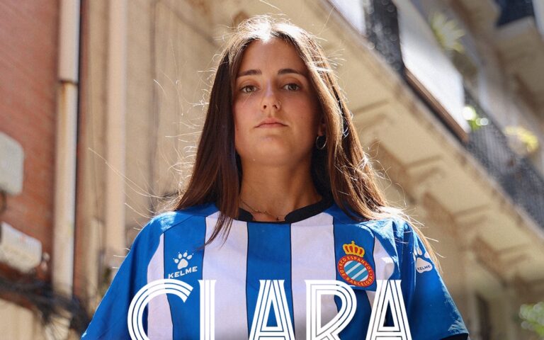 Clara Rodríguez, con la nueva camiseta blanquiazul de la temporada 2026-27