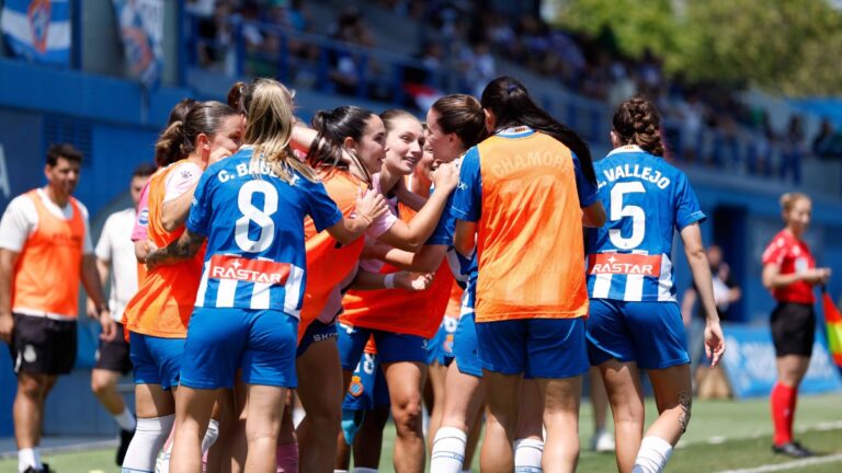 El Espanyol Femenino celebra con la afición la permanencia en la CE Dani Jarque