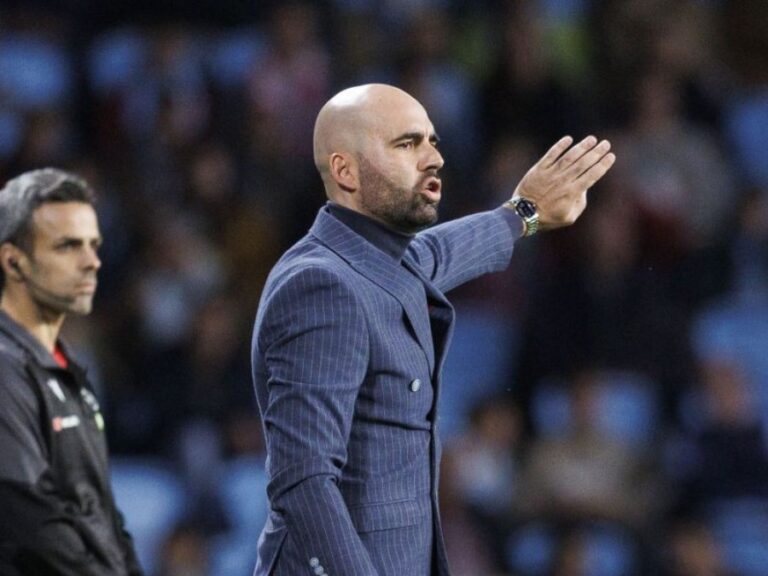 Claudio Giráldez, en el área técnica de Balaídos