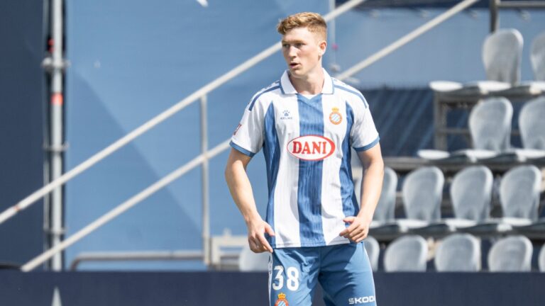 Clemens Riedel conduce un balón en el Espanyol - Pau FC