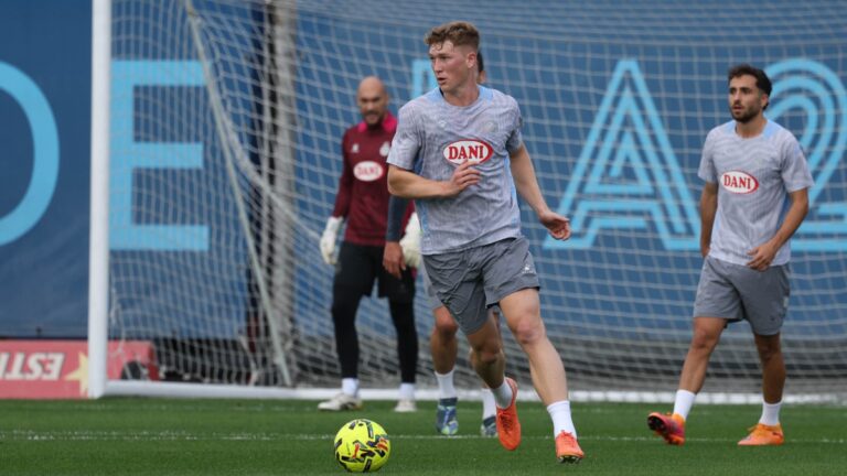 Clemens Riedel conduce un balón en la CE Dani Jarque