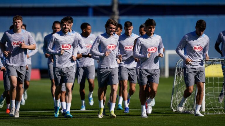 Los jugadores del Espanyol hacen carrera continua en la CE Dani Jarque