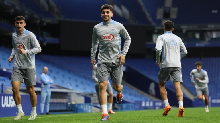 La Copa del Rey cita a 22 jugadores más dos del Espanyol B Javi Hernández prepara la Copa del Rey en el RCDE Stadium con el Espanyol