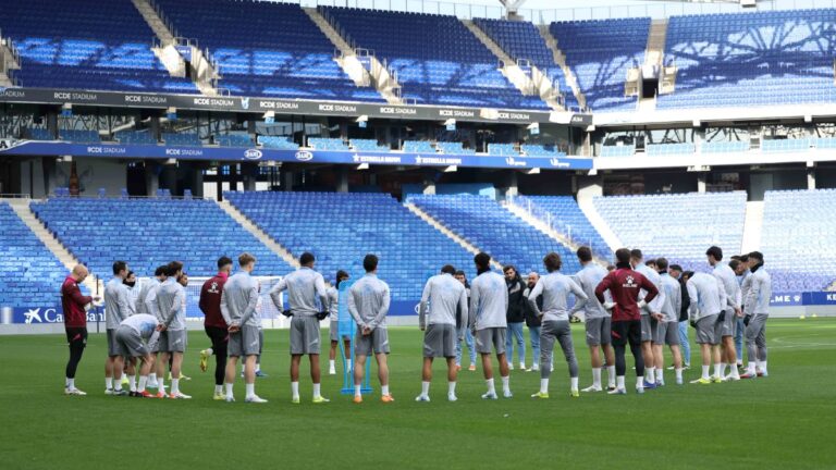 Manolo González habla con sus jugadores en el último entrenamiento de la semana