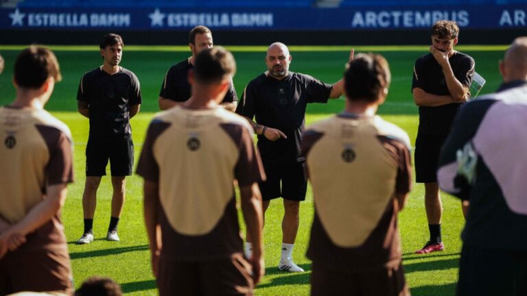La lista de convocados del Espanyol contra el Atlético de Madrid Manolo González da una charla a sus jugadores en el RCDE Stadium