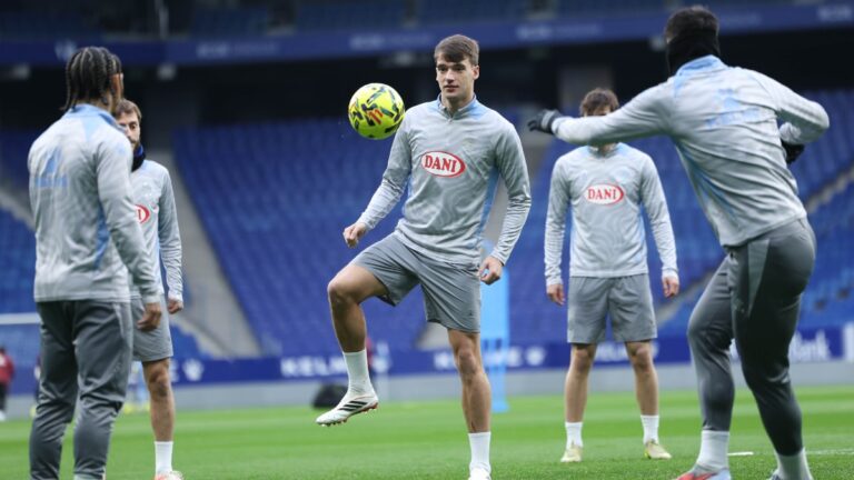 Urko González de Zárate, en un ejercicio con balón