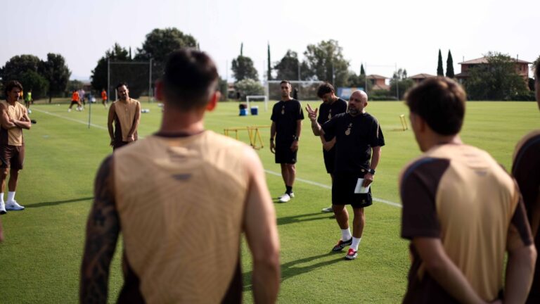 Manolo González, antes de un entrenamiento con el stage de pretemporada en Navata