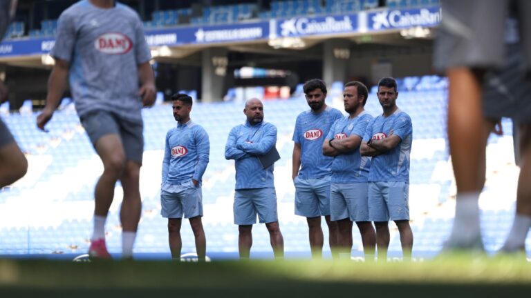 Manolo González, junto a su staff en el último entrenamiento del Espanyol antes de recibir al Levante UD en el RCDE Stadium