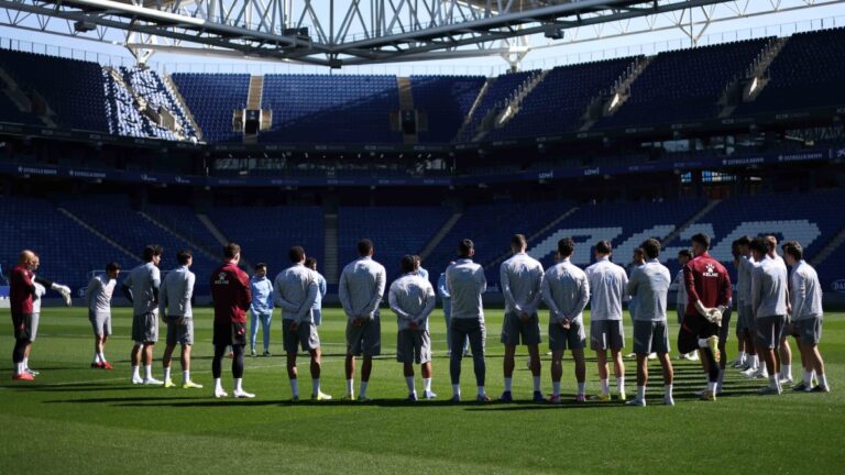 Los jugadores del Espanyol atienden a Manolo González antes de medirse al Getafe CF