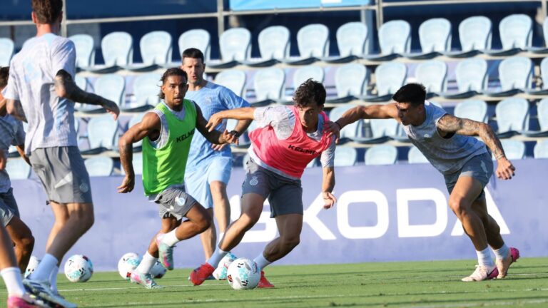 Tyrhys Dolan entrena junto a sus compañeros en el RCDE Stadium