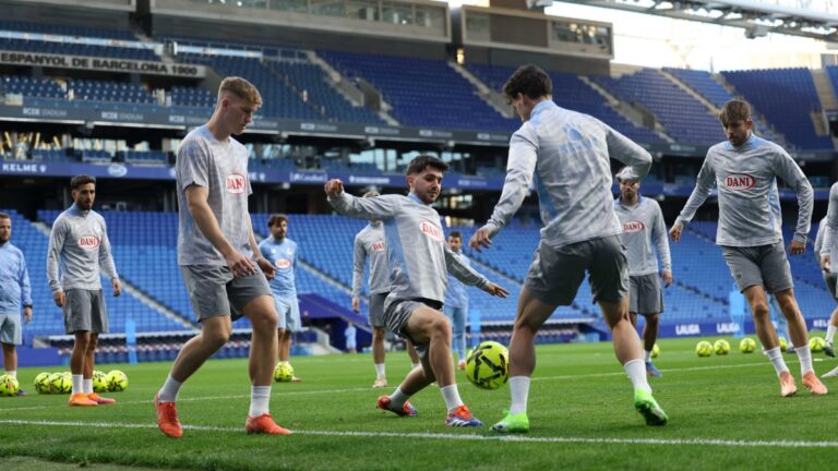 Javi Hernández, en el centro del rondo de un entrenamiento