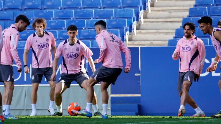 Los jugadores del Espanyol realizan un ejercicio con balón en el RCDE Stadium