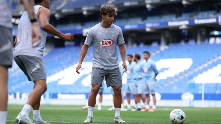 Lluc Castell entrena con el primer equipo en la previa del Rayo Vallecano - Espanyol