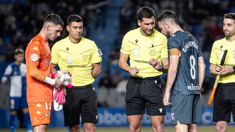 Edu Expósito, capitán del Espanyol, junto al del CE Sabadell en la Copa Catalunya