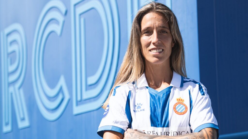 Cristina Baudet luce la camiseta del Espanyol Femenino con orgullo