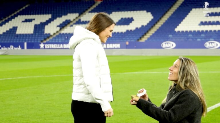 Cristina Baudet le pide matrimonio a Marta Turmó en el RCDE Stadium