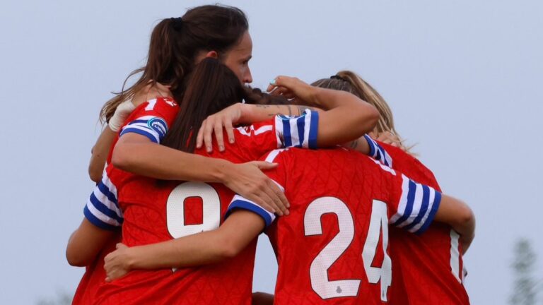 Olympique de Marsella – Espanyol Femenino: Rozando el empate contra un rival internacional (2-1) Abrazo de equipo tras recortar distancias en el marcador contra el Olympique de Marsella