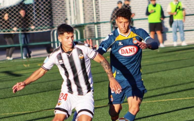 José Ángel pelea por la banda derecha con un rival del Castellón B