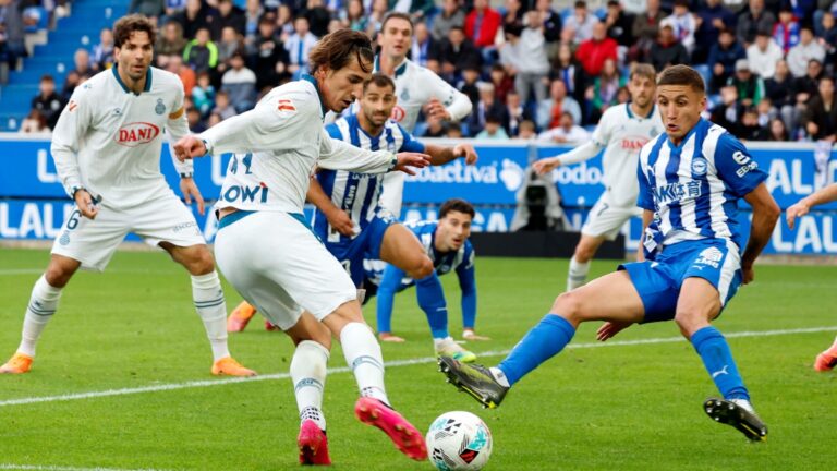 Pere Milla en una acción de peligro del Deportivo Alavés - Espanyol