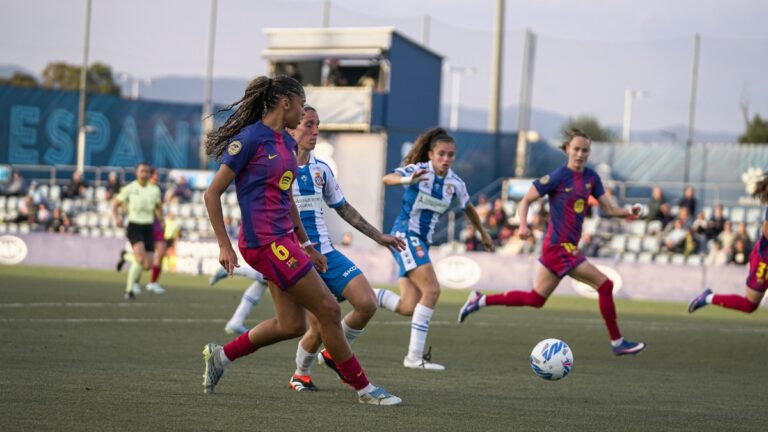 Cristina Baudet y Lucía Vallejo, en el derbi entre el Espanyol Femenino y el FC Barcelona