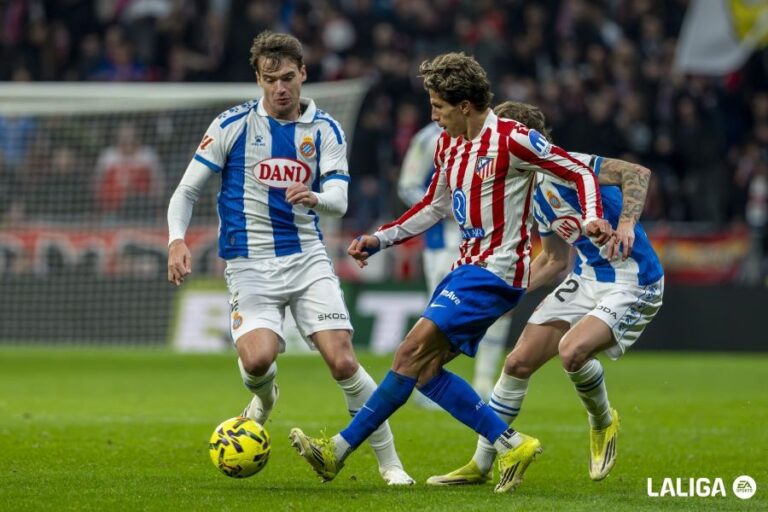 Urko González de Zárate, en una acción con Giuliano Simeone en el Metropolitano