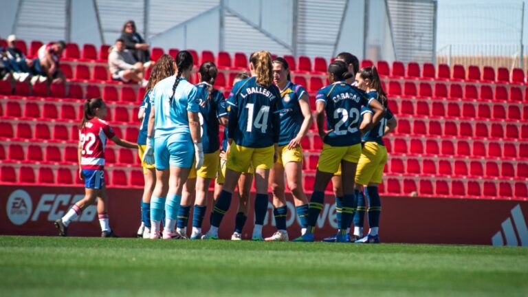 Las jugadoras del Espanyol Femenino, antes de enfrentarse al Granada CF