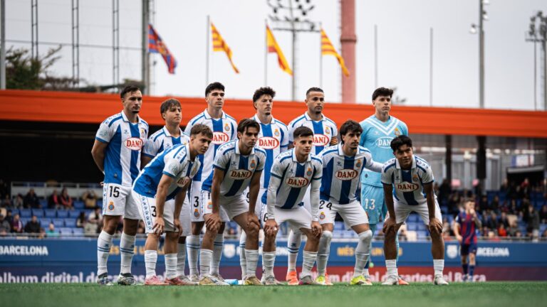 El Espanyol jugó con la primera equipación en el mini derbi