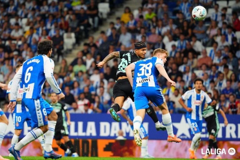 El Espanyol luchó hasta el final ante el Real Betis en el RCDE Stadium