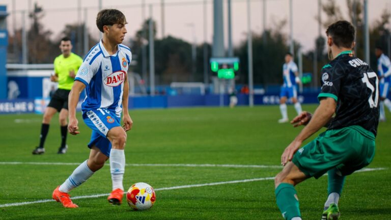 Lluc Castell en un uno contra uno en el Espanyol B - CD Alcoyano